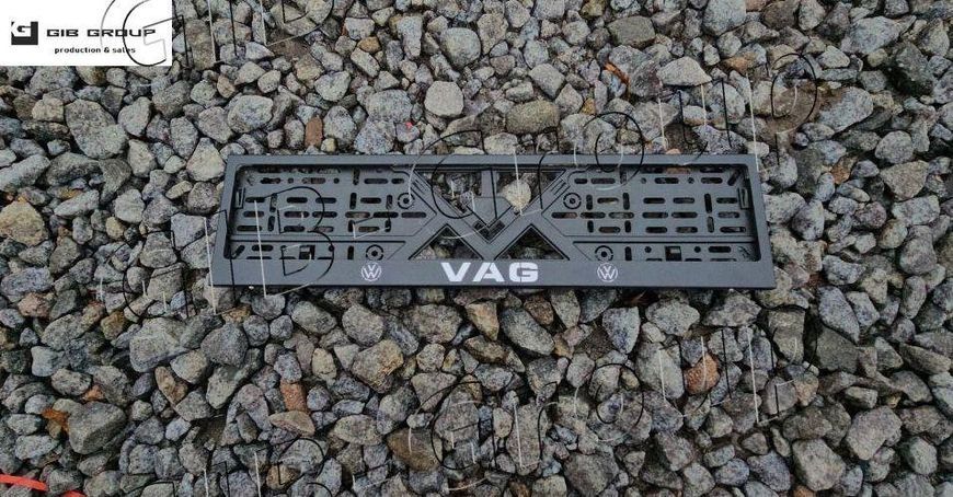 Рамка номерного знаку з написом "V A G" і логотипами Volkswagen, чорна текстура 3409 фото