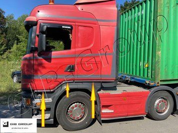 Боковые трубы под дери + кабины спойлера для Scania 15662 фото
