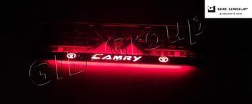 LED Рамка номерного знаку з написом та логотипом "Camry" з червоною підсвіткою 3363 фото