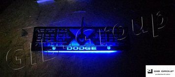 Led 3D Рамка номерного знаку з 3D написом і логотипами "Dodge". Метал, чорна текстура. Синя підсвітка 16877 фото