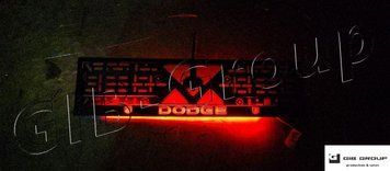 Led 3D Рамка номерного знаку з 3D написом і логотипами "Dodge". Метал, чорна текстура. Червона підсвітка 16878 фото