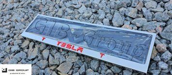3D Рамка номерного знака с 3D надписью красного цвета и логотипом "TESLA" 14734 фото