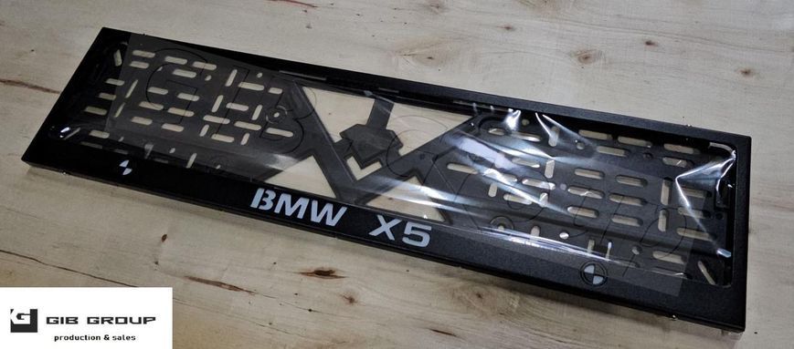 Рамка номерного знаку з написом і логотипом "BMW X5" чорне порошкове фарбування 17029 фото