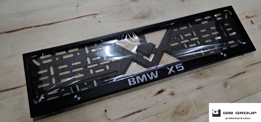 Рамка номерного знаку з написом і логотипом "BMW X5" чорне порошкове фарбування 17029 фото